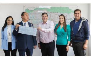 Juan Carlos López, director de la UAESP, junto a otra funcionaria de la UAESP, reunido con Helmuth Gallego, presidente de Biogás Colombia.