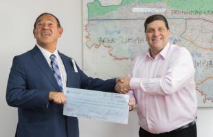 La UAESP, en representación del director y otros funcionarios de la entidad, recibieron el cheque de recursos por parte del presidente de Biogás Colombia.