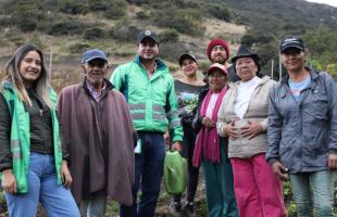 Parte de los participantes en del convenio SENA Emprende Rural, en el cultivo de lechugas, rábanos y aromáticas de esta zona rural.