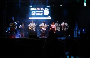  Grupo musical A Bemol en tarima, público bailando y disfrutando el espectáculo.