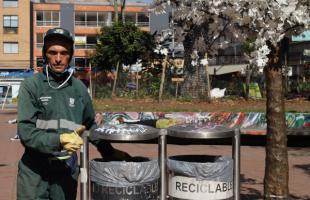 Operario de aseo recorre las calles de la ciudad.