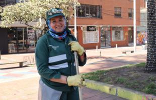 Operario de aseo recorre las calles de la ciudad.