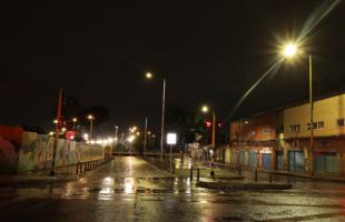 Alumbrado Público de la Calle Octava con Carrera Novena, en el Centro de Bogotá, tras intervenciones de la UAESP y Enel Colombia. Espacios más iluminados y seguros.