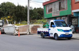 Operarios de recolección ubican escombros dentro de un Ecopunto.