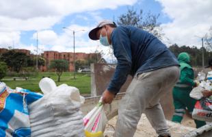 Ciudadanos dejan sus residuos de construcción en los Ecopuntos de la ciudad.