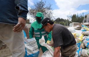 Operarios de recolección ubican escombros dentro de un Ecopunto.