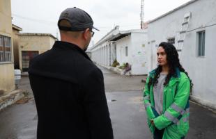 Imagen de la psicóloga Melissa Bustamante y el usuario Leonardo Delgado en el Cementerio Distrital del Norte en una de las sesiones de asesorías psicológicas.