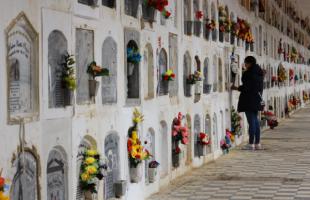 Imagen de una de las usuarias del Cementerio Distrital Central, visitando la tumba de su ser querido fallecido.