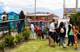 Personas esperan junto a sus mascotas para ser atendidas por los veterinarios. 