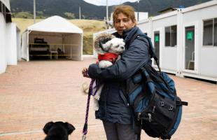 Una mujer posa junto a su perro en la jornada de esterilización en Mochuelo Alto. 