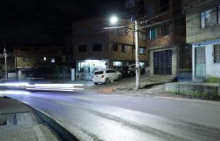 Alumbrado público en la vía principal del barrio Balcones de Vista Hermosa, localidad Usaquén. 