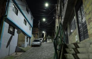 Alumbrado público en la vía principal del barrio Balcones de Vista Hermosa, localidad Usaquén. 