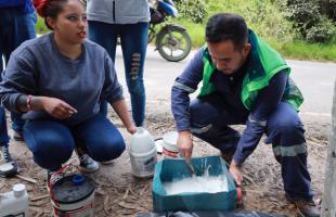 Estudiante de la Universidad Pedagógica recoge residuos que se encontraron en el lugar.