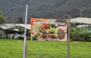 Predio de la planta de tratamiento y letrero con el nombre “PLANTA DE COMPOSTAJE MYM”