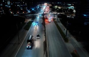 Imagen aérea del puente peatonal de la Avenida Cali con calle décima. La nueva iluminación led también garantiza mejor servicio de alumbrado en esta infraestructura peatonal.