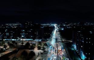  Imagen aérea de la Avenida Cali entre calles sexta y novena, sobre el sector de El Tintal. Este fue uno de los puntos que registraba mayores quejas por iluminación pública con las antiguas luces amarillas, con las nuevas luces blancas se garantiza un servicio de alumbrado optimo y acorde a las necesidades del corredor vial, senderos peatonales y ciclorrutas.