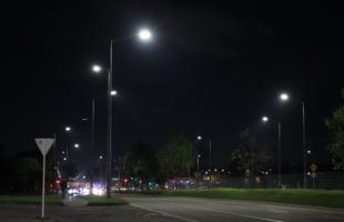 Imagen de la Avenida Cali con Calle 20. En este punto de este importante corredor víal, se instalaron luminarias con soportes metálicos hasta de 5 metros de largo, para eliminar tramos oscuros en separadores.