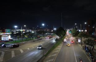 Imagen de la Avenida Cuidad de Cali con Calle 15, sentido norte-sur. En esta zona de Hayuelos se instalaron luminarias led con mayor potencia para eliminar puntos oscuros en separadores y en el puente peatonal ubicado en este sector. 