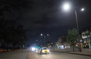 Imagen de la Avenida Agoberto Mejía o Carrera 80 con Calle 38 Sur. En esta zona del barrio Villa Nelly de Kennedy, se instalaron luminarias led de mayor luminancia o potencia para eliminar tramos o sectores oscuros en los senderos peatonales y en la cliclorruta.