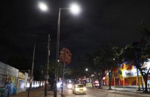 Imagen de la Avenida Agoberto Mejía o Carrera 80 con Calle 45A Sur. En esta zona del barrio Pastranita de Kennedy se mejoró la iluminación en carriles vehiculares para garantizar seguridad vial.