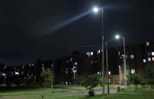 Imagen de uno de los senderos peatonales y zona verde del Parque Ecológico Cantarrana, que hoy cuentan con luces cien por ciento blancas, que mejoran la percepción de colores durante las noches y la percepción de seguridad. Durante la modernización del alumbrado público se instalaron postes metálicos más altos, pasando de diez metros a catorce con el fin de evitar nuevos hechos de hurto o vandalización a la infraestructura y mejorar la amplitud de luz de las nuevas luminarias led.