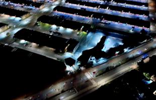 Imagen aérea de la Avenida Agoberto Mejía o Carrera 80 con Calle Calle 43 Sur. De fondo se observa las bodegas de la Central de Abastos Corabastos de la localidad de Kennedy. 