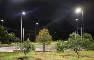 Imagen de zonas verdes del Parque Ecológico Cantarrana, que hoy tienen mejor iluminación, tras la modernización del alumbrado público. En esta zona se recuperaron y rehabilitaron luminarias y cableado que habían sido hurtados o vandalizados. 