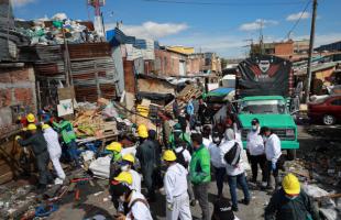 Más de 200 personas participaron del operativo de recuperación del espacio público.