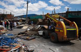 Personal del Distrito interviene viviendas ilegales construidas sobre andenes.