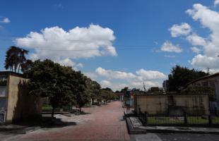 Panorámica de uno de los pasajes internos del Cementerio Distrital Central, el campo santo más antiguo de Bogotá. Este histórico cementerio fue fundado en 1836. 