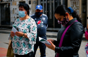 Usuarios del Cementerio Distrital del Norte, revisan folletos de la Subdirección de Servicios Funerarios, que explican y contienen información sobre las subvenciones funerarias que entrega la UAESP  a personas o familias en condición de vulnerabilidad que acuden a los Cementerios Propiedad del Distrito. 