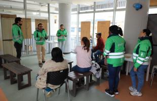 Funcionarios de la UAESP conversan con gente de la comunidad de Mochuelo Bajo en la Manzana del Cuidado