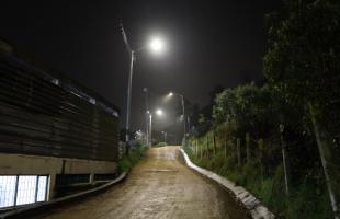 Imagen de la nueva iluminación pública en el barrio Fiscala Alta. Con las nuevas luminarias instaladas en el sector se mejora el entorno de la sede C del Colegio Distrital Fabio Lozano Simonelli que permite la movilidad de los integrantes de la comunidad educativa de manera más segura y tranquila tras las jornada académicas. 