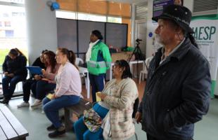 Gente de la comunidad de Mochuelo Bajo escucha con atención a los funcionarios de la UAESP.