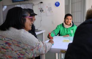 Funcionaria de la UAESP escucha a las personas de la comunidad de Mochuelo Bajo