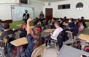 Estudiantes haciendo actividades pedagógicas sobre separación de residuos en el colegio Nuestra Señora del Rosario, localidad Puente Aranda.