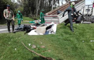 Operadores de aseo Área Limpia y Promoambiental realizan recolección en los separadores ubicados en la Autopista Norte.