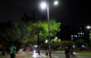 Senderos mejor iluminados de la Avenida Ciudad de Cali, entre calles 153 y 164. Movimiento de peatones, ciclistas y vehículos.