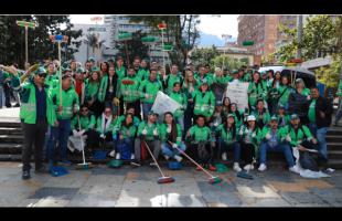 Colaboradores UAESP vinculados a la jornada de limpieza del Centro de Bogotá.