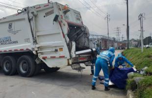 Operarios de aseo recogen residuos que han sido abandonados en la calle.