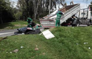 Operadores de aseo Área Limpia y Promoambiental realizan recolección en los separadores ubicados en la Autopista Norte.