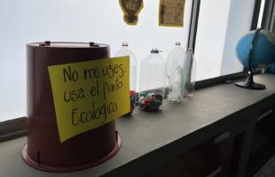 Estudiantes haciendo actividades pedagógicas sobre separación de residuos en el colegio Nuestra Señora del Rosario, localidad Puente Aranda.