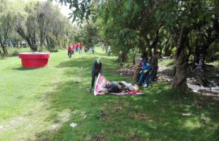 Operadores de aseo Área Limpia y Promoambiental realizan recolección en los separadores ubicados en la Autopista Norte.