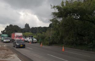 UAESP lidera operativos de poda en la Autopista Norte