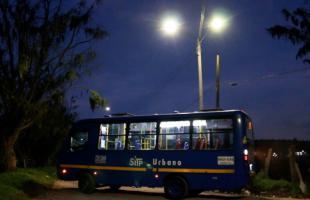 Un bus del SITP hace retorno operativo de la ruta zonal que llega hasta el barrio Suba Orquídeas. Luego de la expansión del alumbrado público TransMilenio definió una nueva ruta de transporte público para esta zona que limita lo rural y urbano de la localidad de Suba