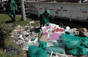 Operadores de aseo Área Limpia y Promoambiental realizan recolección en los separadores ubicados en la Autopista Norte.