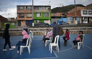 La UAESP y el Instituto de Protección y Bienestar Animal de Bogotá realizaron una jornada de atención veterinaria en Mochuelo Bajo, en la que hubo vacunación antirrábica, valoración médica veterinaria e implantación de microchip de identificación. Ochenta