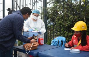 La UAESP y el Instituto de Protección y Bienestar Animal de Bogotá realizaron una jornada de atención veterinaria en Mochuelo Bajo, en la que hubo vacunación antirrábica, valoración médica veterinaria e implantación de microchip de identificación. Ochenta