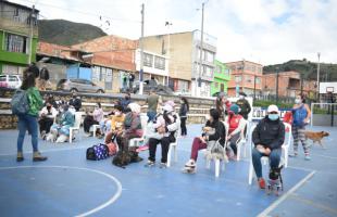La UAESP y el Instituto de Protección y Bienestar Animal de Bogotá realizaron una jornada de atención veterinaria en Mochuelo Bajo, en la que hubo vacunación antirrábica, valoración médica veterinaria e implantación de microchip de identificación. Ochenta