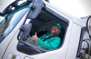 Alejandro Celis conduciendo su camión recolector.